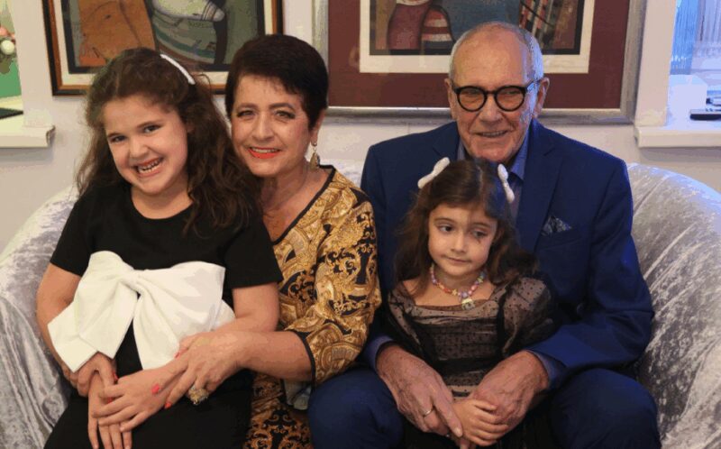 «Цирк с конями»: почему 86-летний Эммануил Виторган и его 64-летняя жена столкнулись с травлей из-за своих 7-летней и 5-летней дочерей?