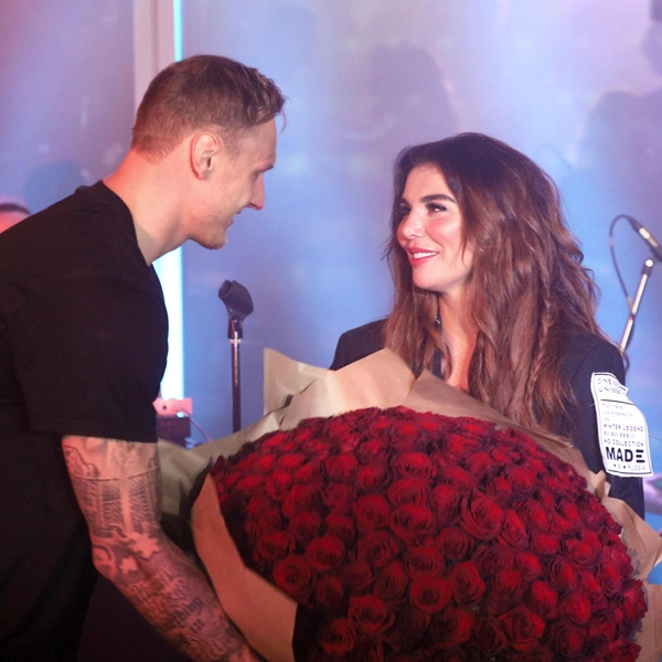 «Моя жизнь не образец, который можно показывать детям, но, наверное, я все же сделала что-то хорошее, ведь небеса наградили меня тобой. Ты человек, который сделал меня лучше. Ты — мой воздух, мое дыхание и моя гордость. Я всегда рядом. Ты — мой инопланетянин», — писала Анна о Янисе