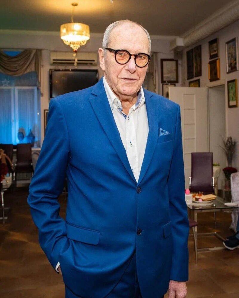 «Мы не можем оплатить»: за что 83-летний Эммануил Виторган с молодой женой рискует потерять особняк в центре Москвы?