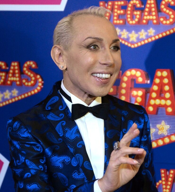 Травма, нищета и брак за водку: как пародист Александр Песков живёт с мамой