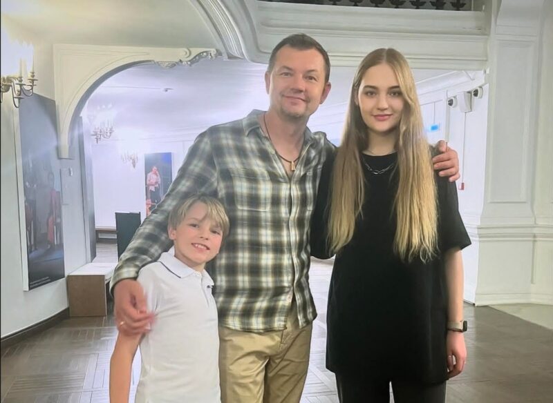 Алексей Фатеев с дочерью и приёмным сыном.