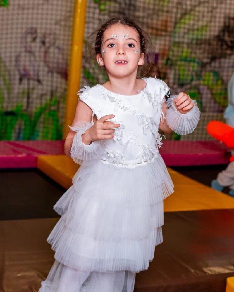 «Не успел оглянуться, уже 3 класс»: как живёт 8-летняя дочь Евгения Папунаишвили после его второго брака