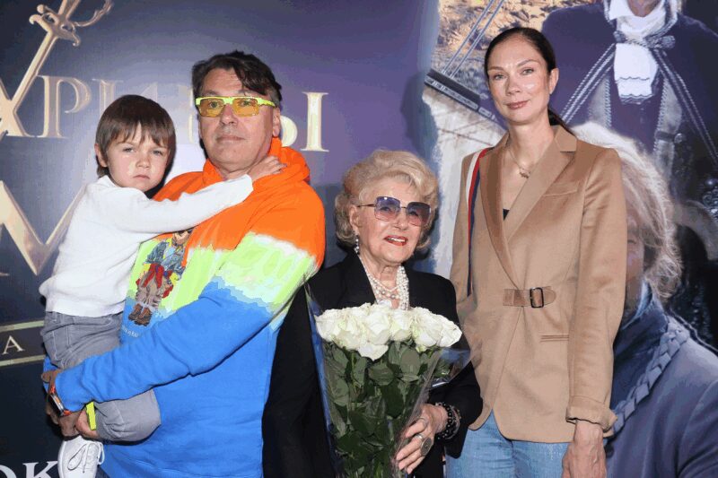 Светлана Дружинина с младшим сыном Михаилом, невесткой и внуком, чья жизнь сложилась иначе, чем у старшего наследника.