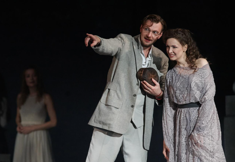 Анна Тараторкина на театральной сцене в спектакле «Усадьба Ланиных»