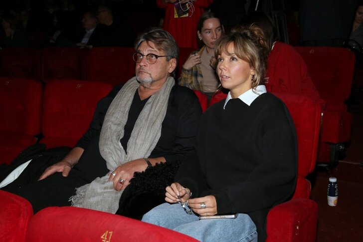 «Он ее прячет»: 62-летний Александр Домогаров впервые показал 39-летнюю жену, но ее подруга рассказала всю правду