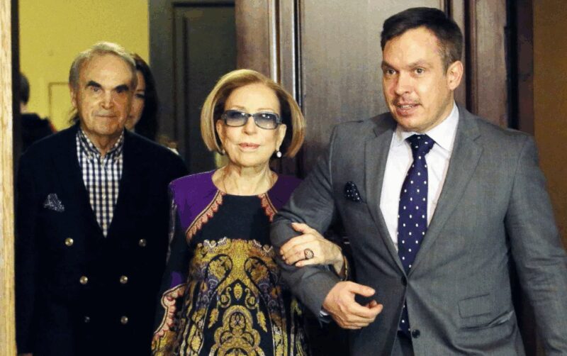 Семейное фото Ивана Панфилова с родителями