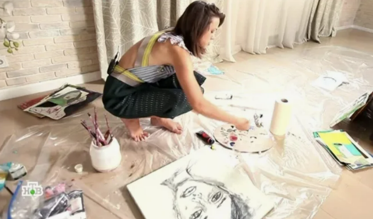 Татьяна Плаксина за работой: ее творчество вызывает жаркие споры о художественной ценности.