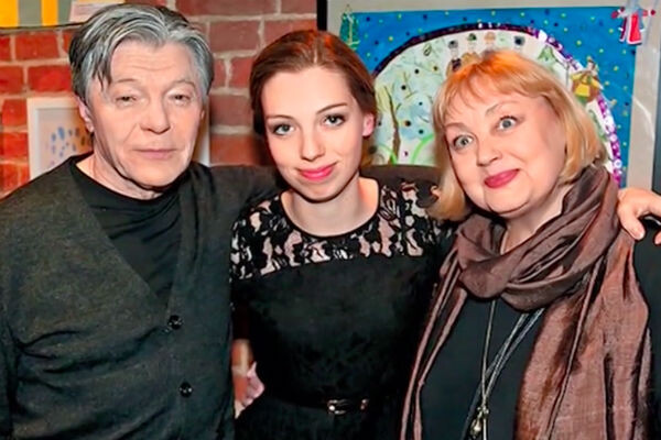 Александр Збруев с внебрачной дочерью и её матерью, Еленой Шаниной.