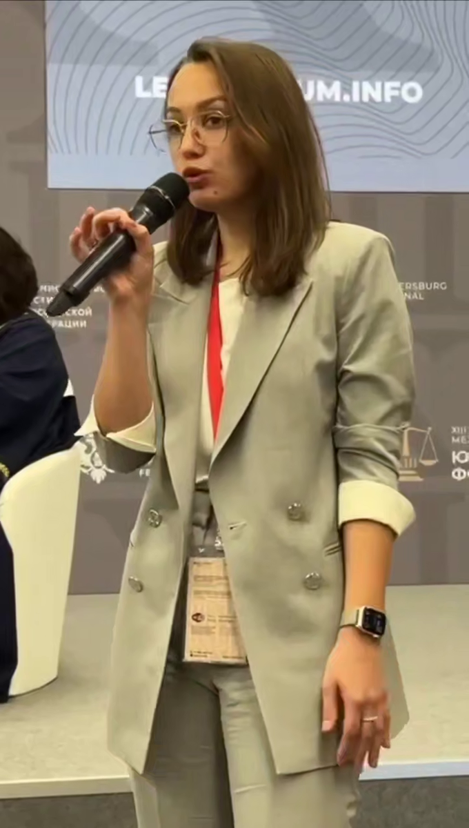 «Не смогла сдержать слёз»: молодая адвокатесса Ларисы Долиной проиграла суд и пережила публичное унижение. Как это отразилось на её карьере?