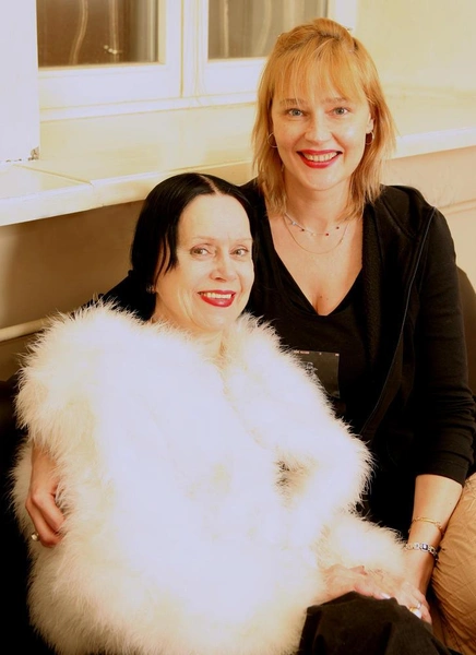 Липскеров уверял, что после развода они с экс-женой еще какое-то время встречались, но когда на глаза Елене попалась написанная Дмитрием пьеса про тещу-тирана, в интимных отношениях была поставлена жирная точка