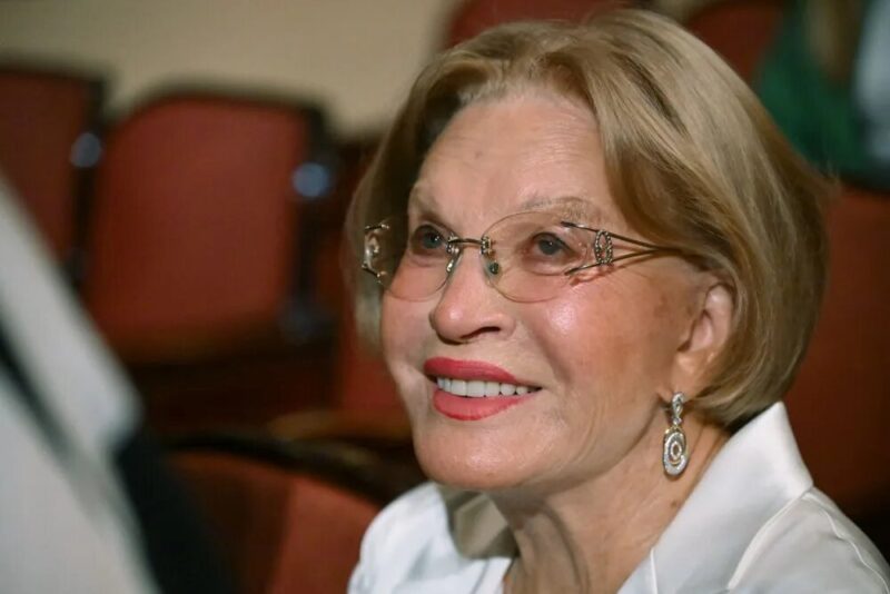 «Теперь есть с кем наряжаться»: как выглядит маленькая внучка Валентина Юдашкина, которую называют «кудрявой принцессой»