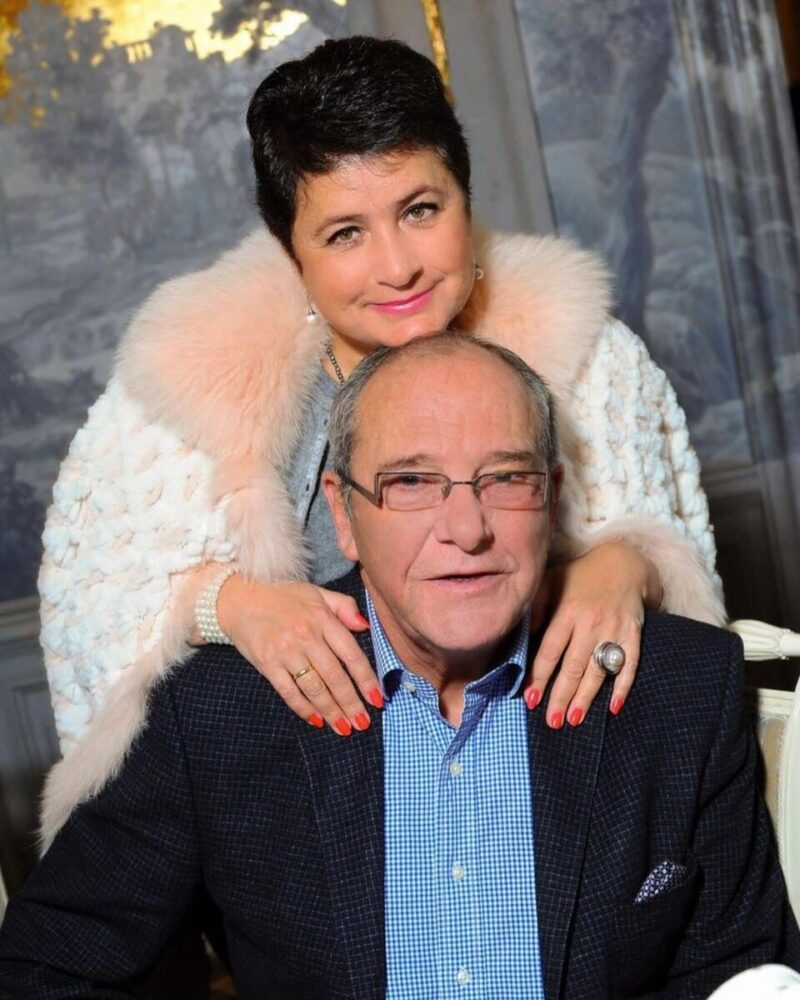 «Мы не можем оплатить»: за что 83-летний Эммануил Виторган с молодой женой рискует потерять особняк в центре Москвы?