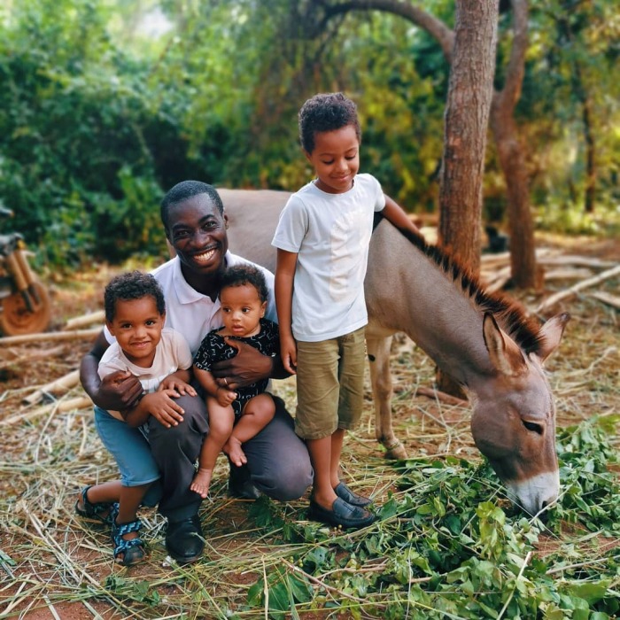 Франк Сакадо с детьми.