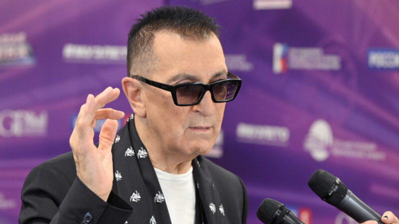 Александру Буйнову запрещено пребывать на солнце.