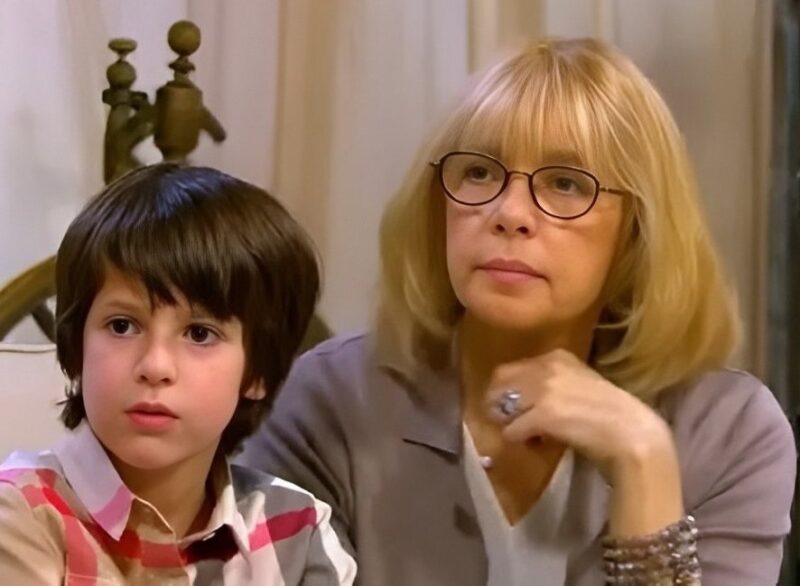 Вера Глаголева и старший внук Кирилл в тёплой семейной обстановке.