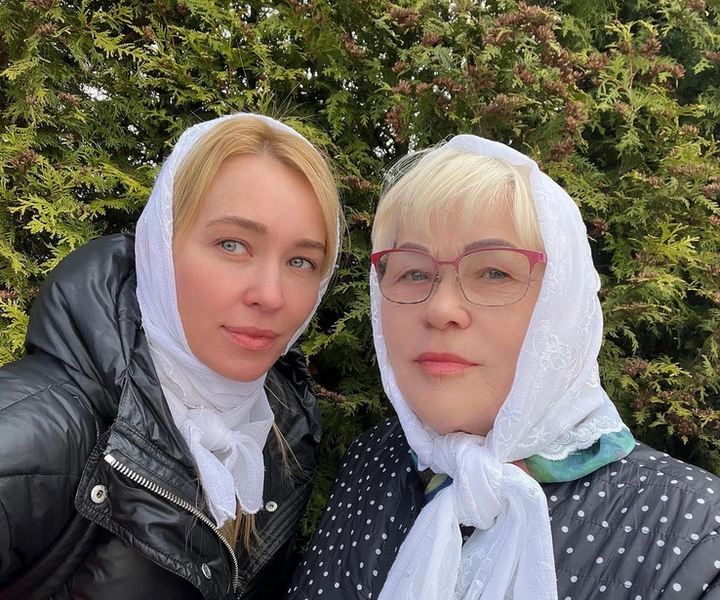 «Володя сразу понравился моей маме. Я смотрела на нее с удивлением, когда она ему говорила: „Володечка, наденьте, пожалуйста, шерстяные носочки“. Было холодно и очень дуло по полу, но все равно это высший пилотаж для нее», — отмечала Анастасия