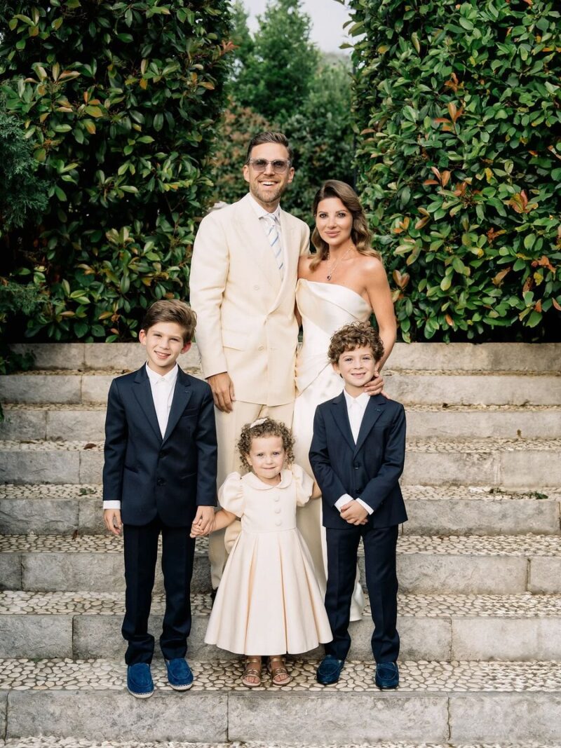 «Теперь есть с кем наряжаться»: как выглядит маленькая внучка Валентина Юдашкина, которую называют «кудрявой принцессой»