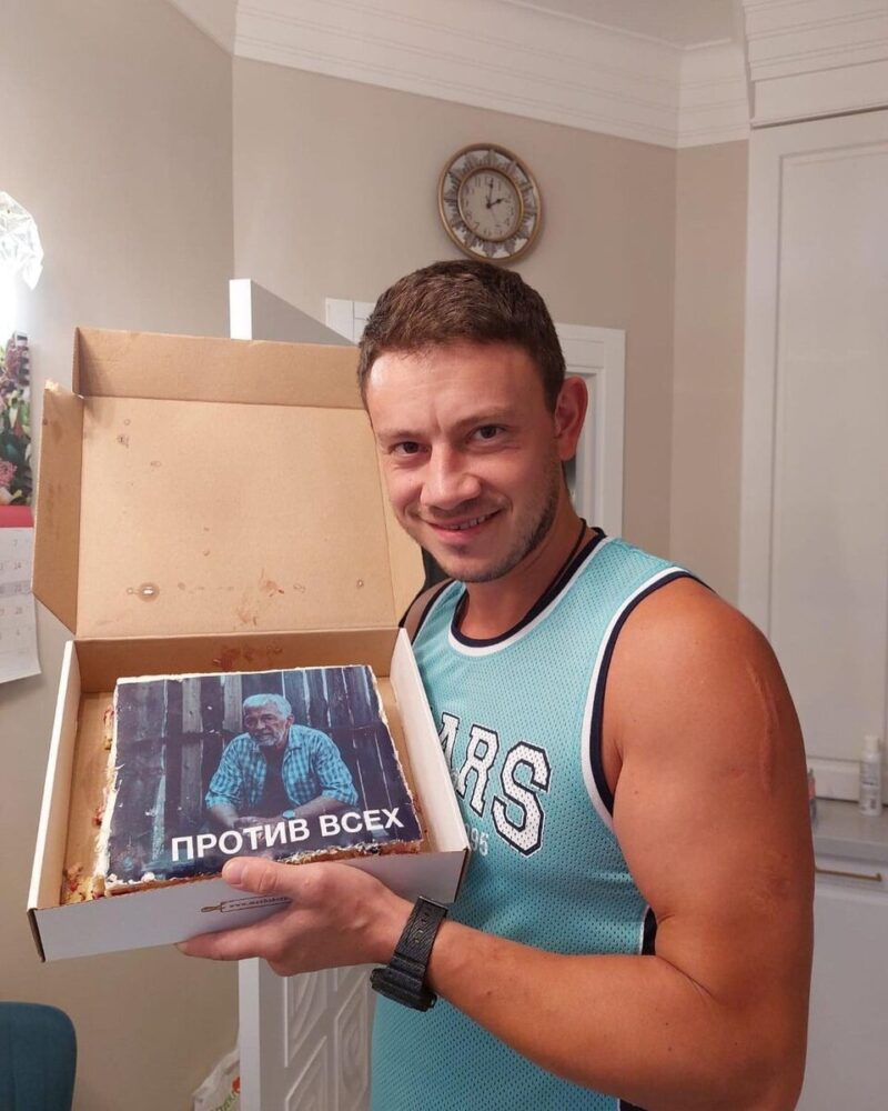 «Он не мой сын, но я его папа!»: почему звезда «Сватов» Николай Добрынин принял чужого ребёнка, а тот отвернулся от родного отца?