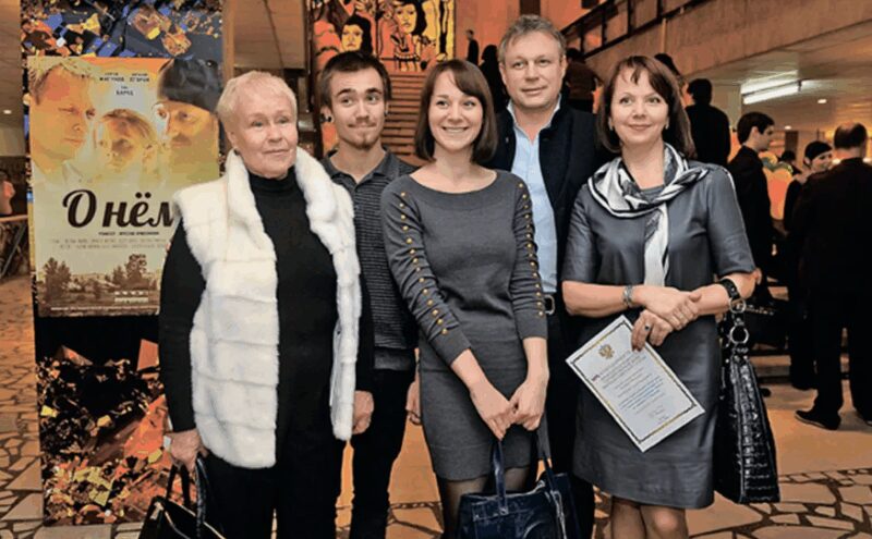 Галина Ивановна Жигунова – первый театральный педагог Константина Лавроненко (крайняя слева)