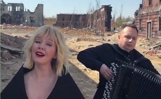Певица Валерия в клипе на песню «С чего начинается Родина», вызвавшем критику Ширвиндта.