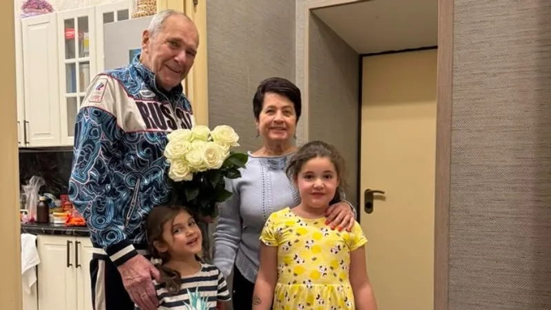 «Цирк с конями»: почему 86-летний Эммануил Виторган и его 64-летняя жена столкнулись с травлей из-за своих 7-летней и 5-летней дочерей?