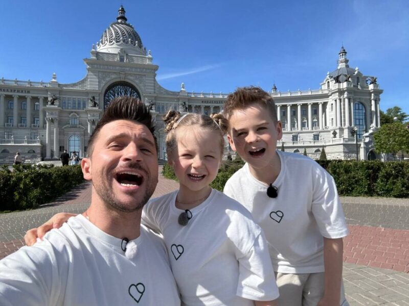 Сергей Лазарев со своими детьми.