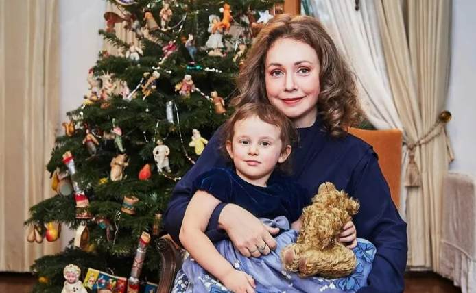 Божена Рынска с дочерью Женей, рождённой от суррогатной матери после смерти мужа.