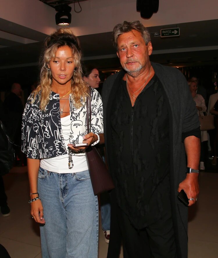 «Он ее прячет»: 62-летний Александр Домогаров впервые показал 39-летнюю жену, но ее подруга рассказала всю правду