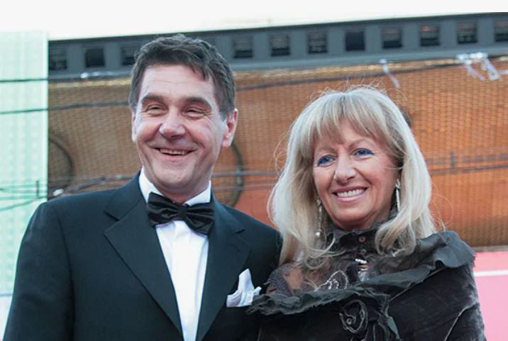 «Он не смог ее забыть»: 56-летний актер спустя 25 лет счастлив в браке с Ольгой, но не забывает бывшую жену