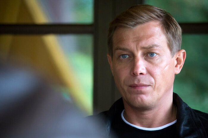 Свои первые роли Александр Бухаров старается не вспоминать.