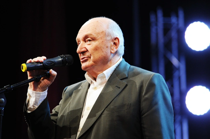 По мнению Геннадия Хазанова, Жванецкий сыграл существенную роль в кризисе разговорной эстрады