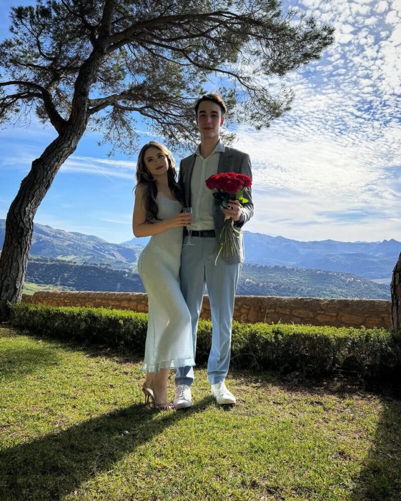 «Я подталкиваю к свадьбе»: как выглядят три взрослых ребенка 48-летней Анны Плетнёвой