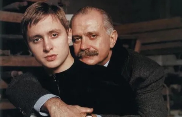 Артем Михалков в юности с отцом.