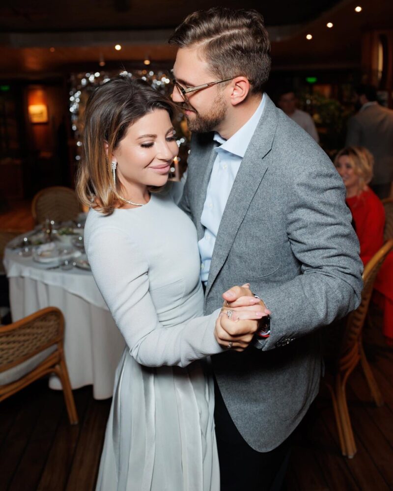 «Я боялась Максакову»: как внучка Валентина Юдашкина ужилась с непростой свекровью, но разорвала связь с Марией Максаковой*