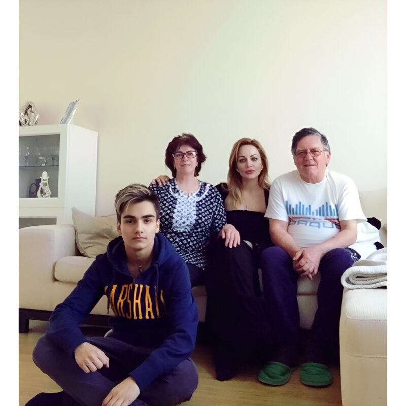 Сестра Петра Дранги в окружении родных – родителей и сына