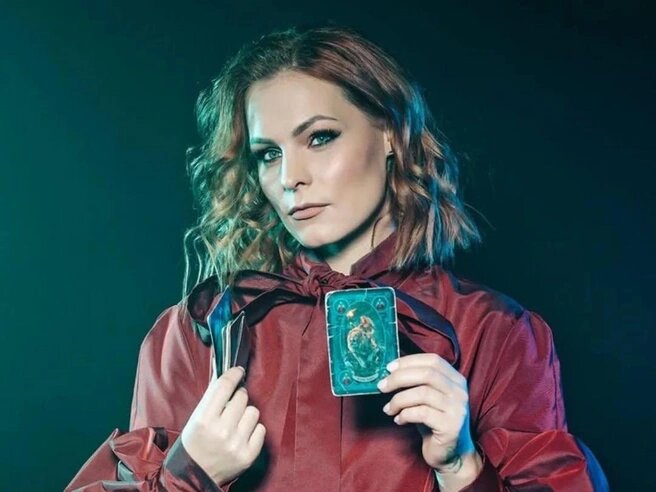 Яркая участница мистического шоу.