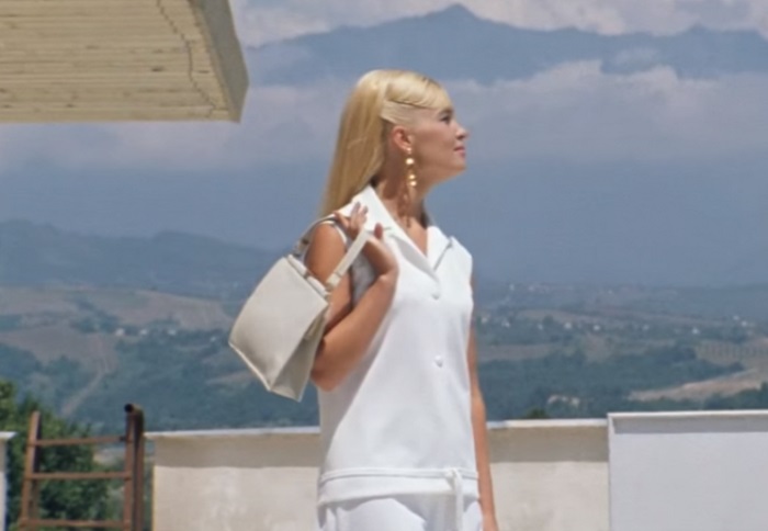 Героиня Светличной постоянно возникает на пути контрабандистов