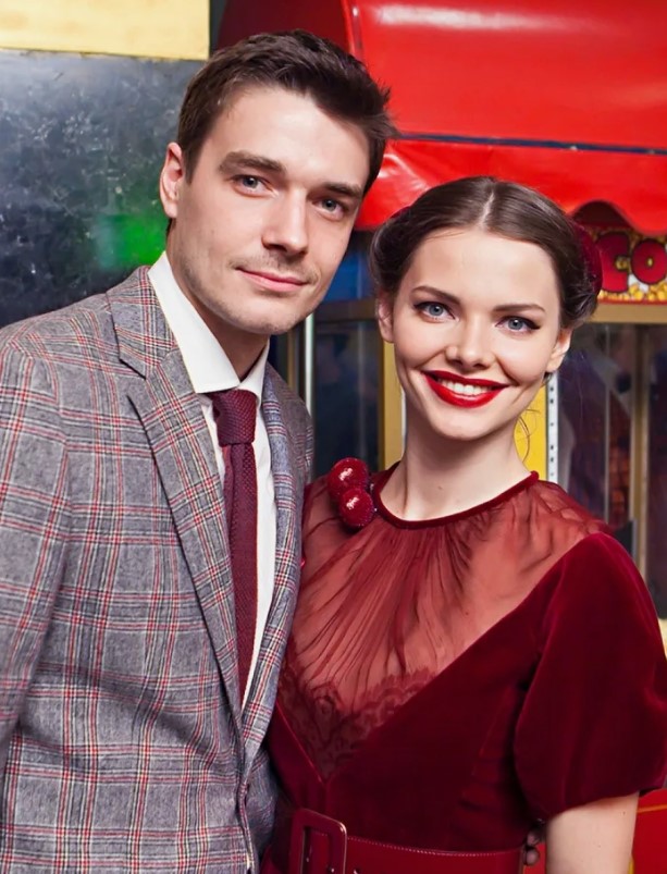 Максим Матвеев признался, что ему сложно смотреть на постельные сцены с участием жены. 