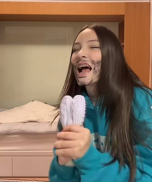 Алла-Виктория нередко пародирует отца.