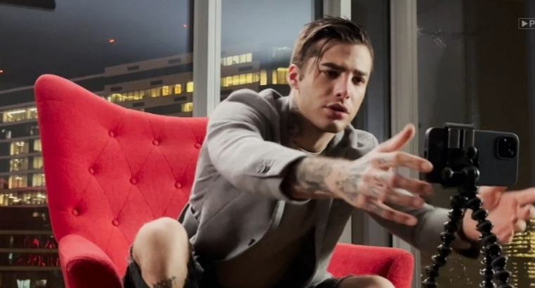 Блогер Роман Керимов, который откровенно рассказывал о своей борьбе с зависимостью и тяжёлых последствиях.