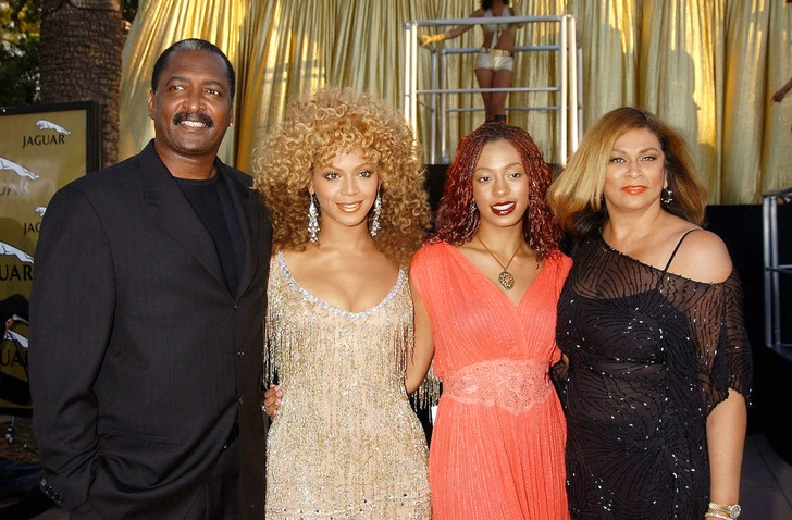 В 2011-м Бейонсе уволила отца: то ли потому, что тот изменил ее матери, то ли из-за присвоения львиной доли из гонораров артистки