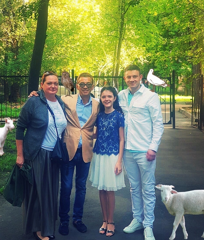 «Он не мой сын, но я его папа!»: почему звезда «Сватов» Николай Добрынин принял чужого ребёнка, а тот отвернулся от родного отца?