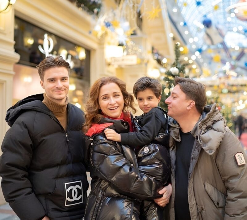 Савва - сейчас уже совсем взрослый - слева