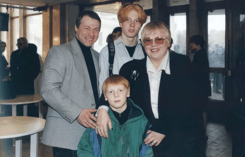 Светлана Крючкова с семьёй: сын Дмитрий в центре композиции.