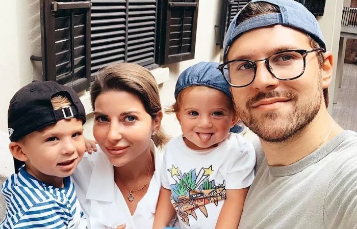 Галина Юдашкина с семьей.