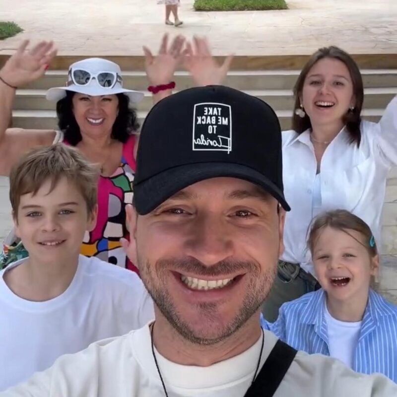 Сергей Лазарев с мамой, племянницей и детьми.