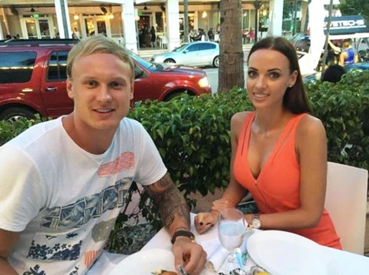 Сана пыталась добиться от Яниса выплат алиментов, а в ноябре 2024-го его имущество в Риге выставили на аукцион