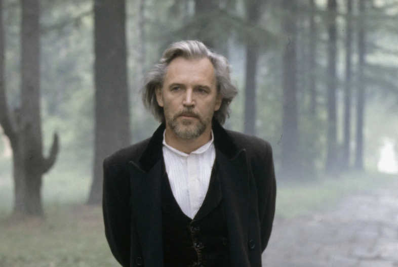 40 лет разницы: почему народный артист ушёл от жены, прожившей с ним четыре десятилетия, ради молодой студентки?