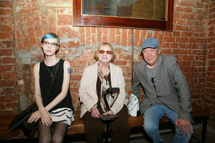 Большую роль в воспитании Анны Марии играла бабушка, Алла Покровская