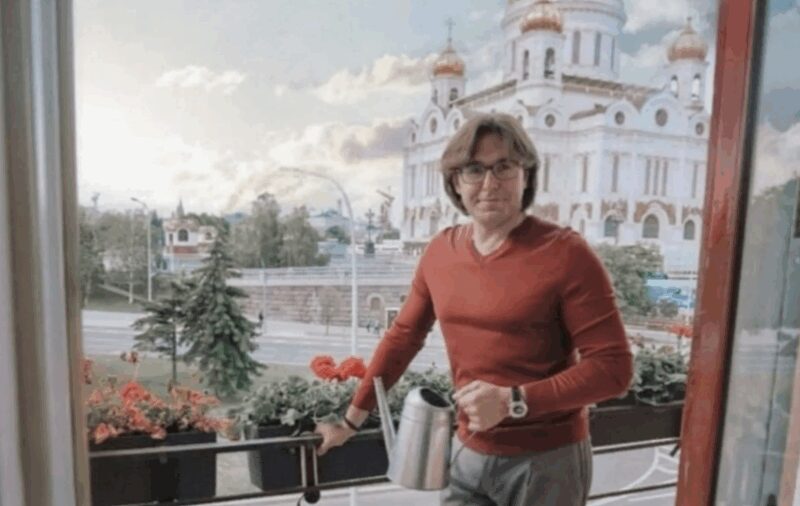 Андрей Малахов на балконе своей квартиры: редкие кадры из личной жизни звезды.